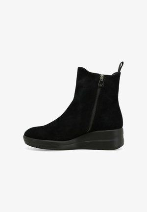 Stivaletti neri in suede con suola a zeppa, dotati di una cerniera laterale e una linguetta sul retro per un facile indossamento. Texture liscia in tutto il suo insieme.