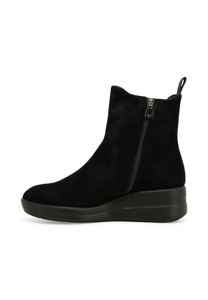Stivaletti neri in suede con suola a zeppa, dotati di una cerniera laterale e una linguetta sul retro per un facile indossamento. Texture liscia in tutto il suo insieme.