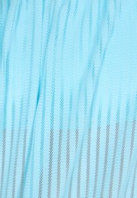 Ljusblått tyg med en semi-transparent nätstruktur, med vertikala ränder i olika bredder. Mjukt och lätt material.