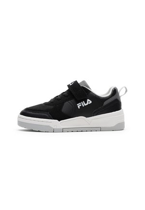 Czarny i szary sneaker FILA z białą podeszwą, sznurowadłami i paskiem na rzep, pokazany z boku na białym tle.