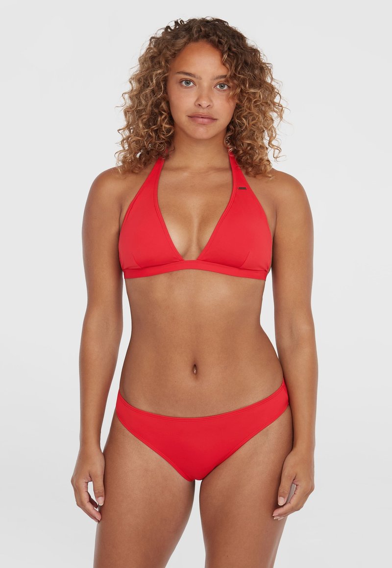 Červený bikiny set so zaväzovaním za krkom, ktorý má trojuholníkové košíčky a zodpovedajúce spodky s nízkym pásom. Vyrobené z hladkej tkaniny s minimálnymi švovými detailmi.