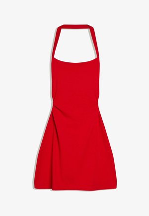 Rochie roșie fără mâneci, cu guler halter și fustă ușor evazată, așezată pe o suprafață plană, cu mici cute.