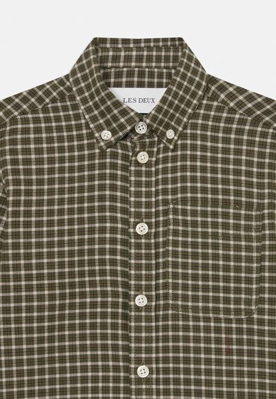 Зелена и бяла каре риза с яка, тип button-down, с пет копчета, джоб на гърдите и тъкана текстура.