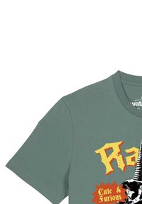 Baumwoll-T-Shirt in gedämpftem Grün, mit gelbem und rotem grafischem Text sowie einem schwarzen Designelement. Kurze Ärmel und Rundhalsausschnitt.