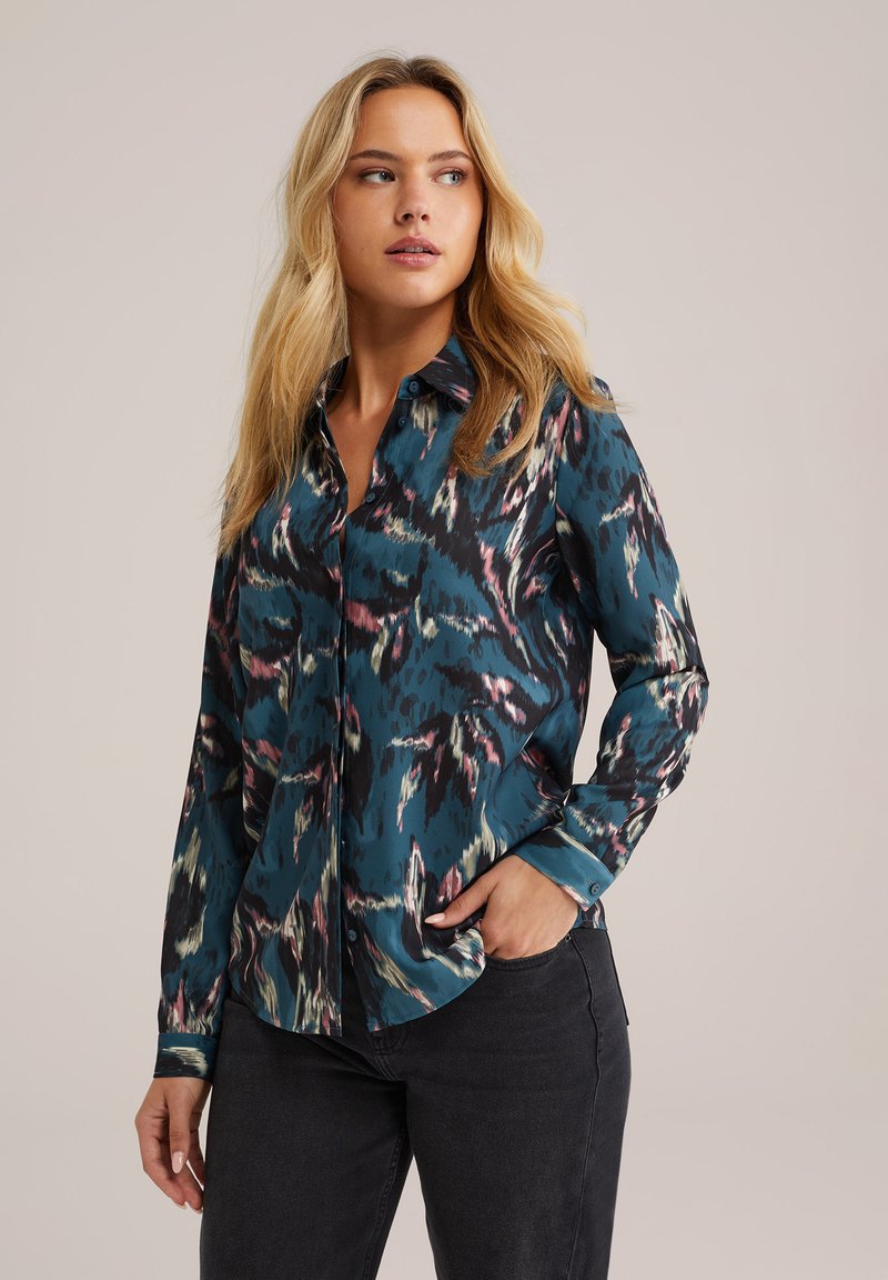 Blusa a maniche lunghe in tessuto a fantasia blu e verde, con colletto, bottoni sul davanti e vestibilità rilassata.