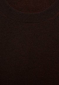 Pull en tricot marron avec un col rond, présentant un motif en relief texturé et une finition lisse.