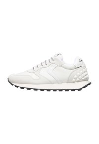 Sneaker bianco in pelle e camoscio con una tomaia testurizzata, dotato di una suola in gomma nera, borchie appuntite sul tallone e lacci con motivo.