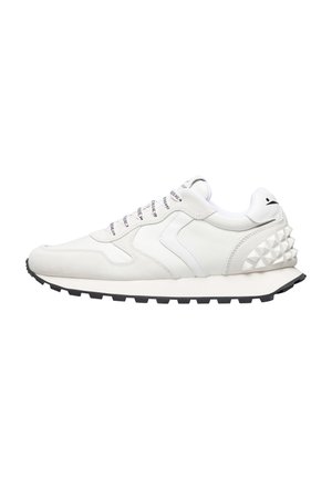 Sneaker bianco in pelle e camoscio con una tomaia testurizzata, dotato di una suola in gomma nera, borchie appuntite sul tallone e lacci con motivo.