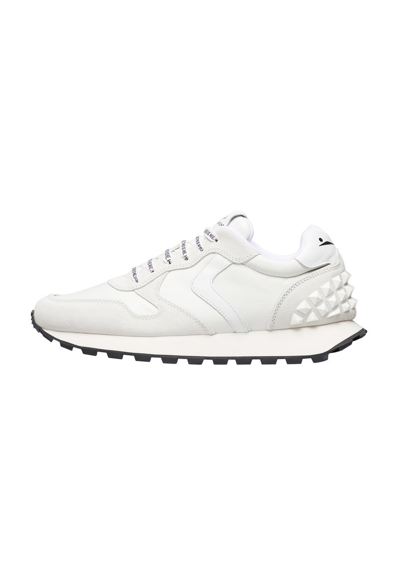 Sneaker bianco in pelle e camoscio con una tomaia testurizzata, dotato di una suola in gomma nera, borchie appuntite sul tallone e lacci con motivo.