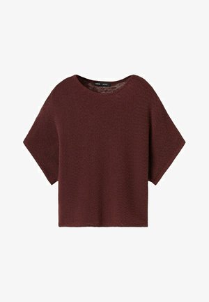 Brązowy dzianinowy sweter z krótkim rękawem, okrągłym dekoltem i luźnym fasonem, rozłożony płasko na białym tle.