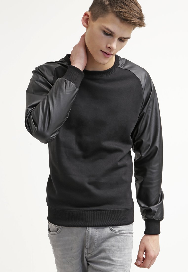 Sort sweatshirt med mat front og skinnende læderlignende ærmer. Ribbet manchetter og nederkant giver et tætsiddende look. Enkel, atletisk design.