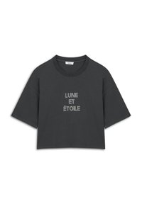 Czarny, krótki t-shirt z krótkimi rękawami. Na przodzie znajduje się srebrny design tekstowy z napisem "LUNE ET ÉTOILE" umieszczony na środku.