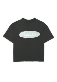 Černé tričko s krátkým rukávem vyrobené z bavlny, na přední straně s světle modrou oválnou nálepkou s nápisem "Pegador" napsaným bílým písmem.
