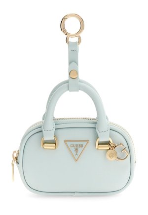 Mini borsa Guess azzurro chiaro con dettagli in metallo color oro, chiusura con cerniera, doppi manici e ciondoli branded attaccati a un manico.