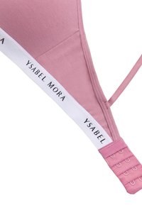 Sujetador rosa con una textura suave. Diseñado con tirantes ajustables y una banda blanca que presenta "YSABEL MORA" en negro. Cierre en la parte posterior con gancho visible.