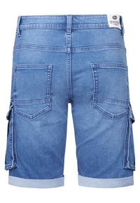 Vaaleansiniset denim cargo-shortit, joissa on kaksinkertaiset takataskut, sivutaskut läpällä ja käärityt lahkeet.