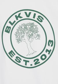 Logo circulaire vert avec un arbre fruitier détaillé au centre et le texte "BLKVIS EST. 2013" autour du cercle sur un fond blanc.