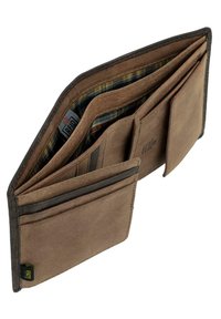 Cartera de piel marrón con un acabado texturizado, que cuenta con múltiples ranuras para tarjetas, una etiqueta RFID y un forro con patrón de cuadros.