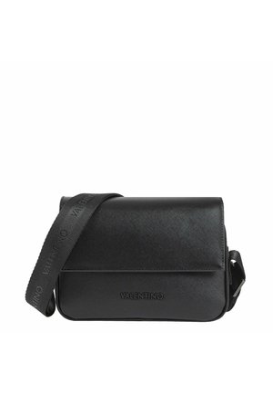 Sac bandoulière Valentino en cuir noir texturé avec fermeture à rabat et bandoulière réglable, présentant le nom de la marque embossé.