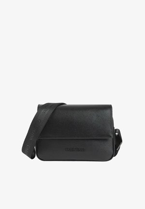 Sac bandoulière Valentino en cuir noir texturé avec fermeture à rabat et bandoulière réglable, présentant le nom de la marque embossé.