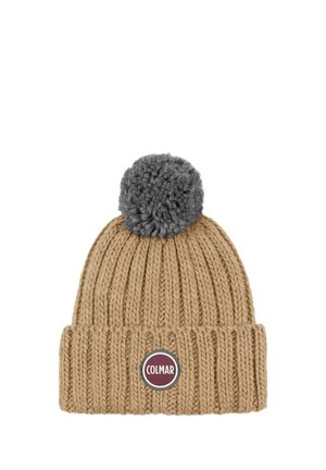 Cappello invernale beige lavorato a maglia con pon pon grigio sulla cima e toppa rotonda bordeaux con logo Colmar sul risvolto piegato.