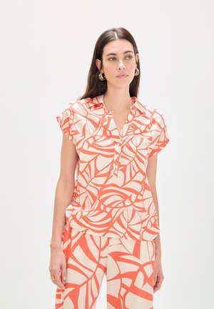 Blusa de manga corta en tela ligera con un estampado abstracto en tonos coral y crema, cierre frontal con botones y un corte holgado.