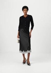 pure cashmere CLASSIC CABLE CARDIGAN - Casaco de malha - black