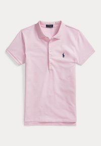 Lyserød polo-shirt med korte ærmer, fire knapper og et lille mørkt broderet hestelogo på venstre bryst.