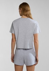 Grijze t-shirt met korte mouwen en een cropped ontwerp, gemaakt van zachte stof. Gecombineerd met bijpassende grijze shorts met een comfortabele pasvorm.
