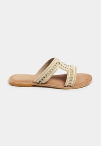 Infradito con soletta in suede beige e una cintura decorativa in perline dorate e nere, con punta aperta e un design moderno a taglio.