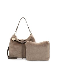 Borsa in pelliccia sintetica beige con pochette staccabile. Presenta una tracolla in pelle liscia, chiusura con zip e un sottile etichetta del marchio sul lato.