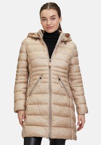 Beige gepolsterte Jacke mit Kapuze, Reißverschluss vorne und zwei Reißverschlusstaschen. Verfügt über horizontale Nähte und eine leichte, glatte Textur.