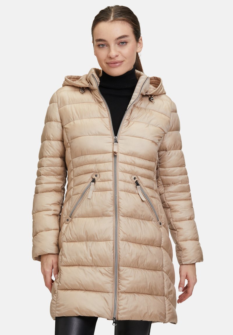 Beige gepolsterte Jacke mit Kapuze, Reißverschluss vorne und zwei Reißverschlusstaschen. Verfügt über horizontale Nähte und eine leichte, glatte Textur.