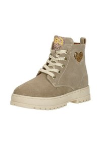 Beige suède enkelboots met een textuurpaneel, gouden hartdetails, beige veters en een robuuste zool voor grip. Luipaardprintaccent bij de kraag.