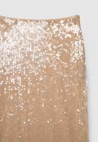 Beiger Stoffrock, bedeckt mit silbernen Pailletten, mit glatter Textur und dezentem Glanz. Verfügt über einen seitlichen Reißverschluss zum Verschließen.