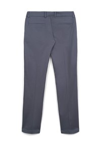 Pantaloni grigi su misura con una texture liscia, dotati di due tasche posteriori, passanti per la cintura e un design a gamba dritta.