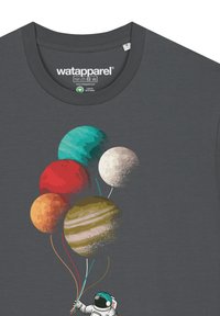 Graues Baumwoll-T-Shirt mit einem Astronauten, der bunte Planetenballons hält: rot, orange, gelb, grün und weiß, jeder mit unterschiedlichen Texturen.