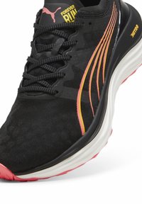 Puma FOREVER NITRO - Tekaški copati za cesto - black sunset glow sun stream