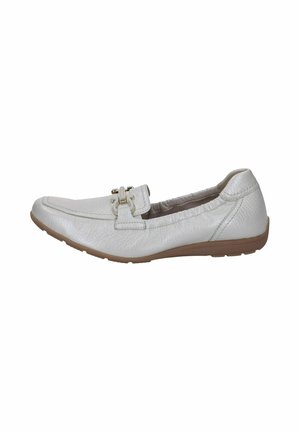 Weiße Slip-On-Schuhe aus Leder mit einer strukturierten Oberfläche, ausgestattet mit einer kleinen dekorativen Schnalle und einer flexiblen braunen Gummisohle.