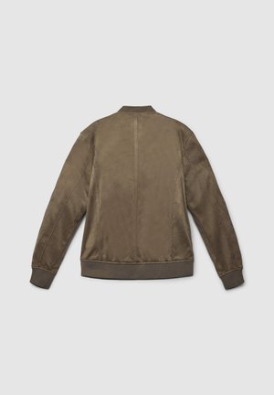 Giacca bomber verde oliva, tessuto liscio, polsini e orlo a costine, design minimalista, presenta una cucitura centrale sul retro.