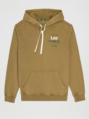 Haut à capuche marron avec un cordon de serrage, poche ventrale et poignets côtelés. Présente un logo imprimé en vert et blanc sur le haut à gauche.