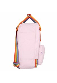 Mochila rosa com uma superfície texturizada, apresentando uma alça ajustável com riscas de arco-íris e um bolso lateral para armazenamento.