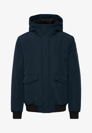 Mørkeblå polstret jakke med hætte, lynlåsåbning, to forreste klaplommer og ribbede manchetter. Har logoaccent på venstre ærme.