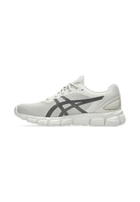 Scarpa da ginnastica bianca con superiore in rete traspirante, dettagli grigi, suola curva e marchio nero sul lato. Design leggero.