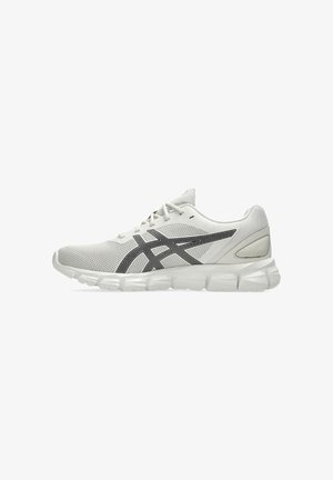 Chaussure de sport blanche avec une tige en mesh respirant, des accents gris, une semelle courbée et un détail de logo noir sur le côté. Conception légère.