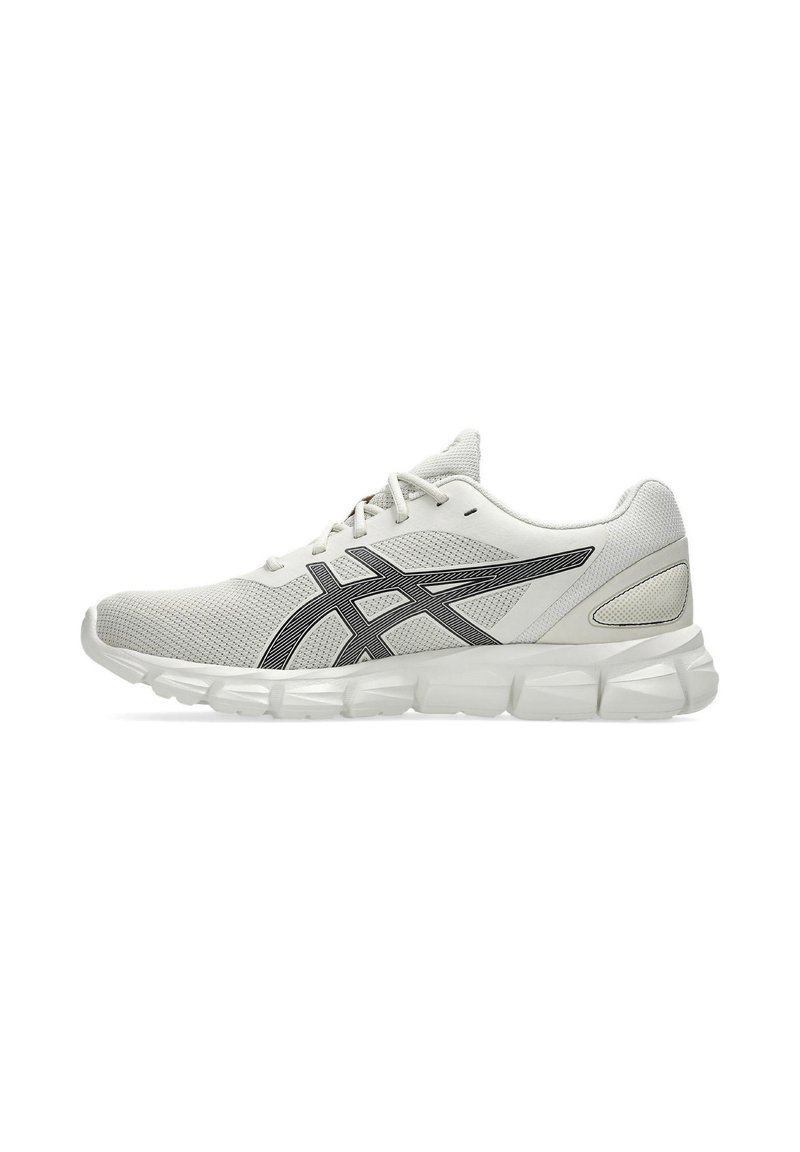Scarpa da ginnastica bianca con superiore in rete traspirante, dettagli grigi, suola curva e marchio nero sul lato. Design leggero.
