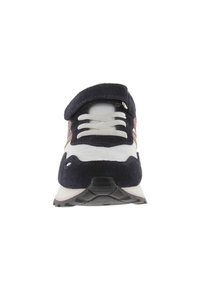 Sneaker blu navy con parte superiore in mesh bianco e suede, dotato di una fascia in Velcro, lacci bianchi e suola in gomma testurizzata.