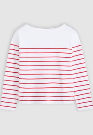 Maglietta bianca a maniche lunghe con strisce rosse orizzontali distanziate in modo uniforme, caratterizzata da un ampio scollo rotondo e una piccola spacco laterale all'orlo.