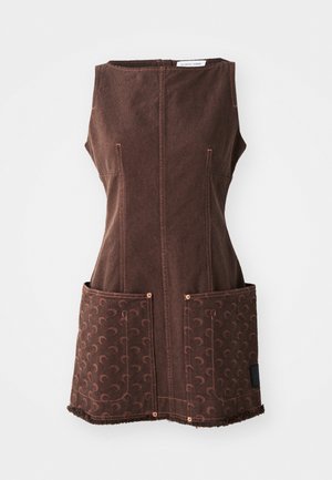 Barna farmer kötény, testhez álló felsőrésszel, két nagy mintás zsebbel, látható varrásokkal és az alján enyhén foszlott szegéllyel.