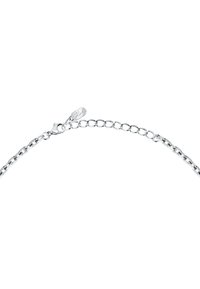 Collana in argento con maglie ovali e un sicuro gancio a moschettone. Presenta un piccolo tag inciso con "Karl". Design semplice ed elegante.